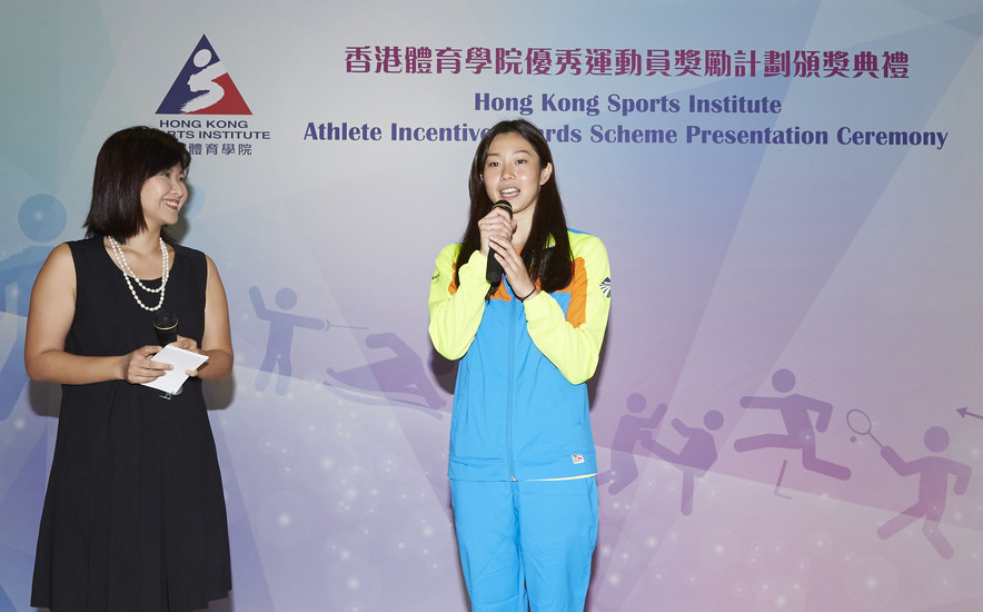 <p>The 28<sup>th</sup> Summer Universiade silver medallist in women&rsquo;s 50m backstroke Au Hoi-shun (right) shares her experience with the guests.</p>
