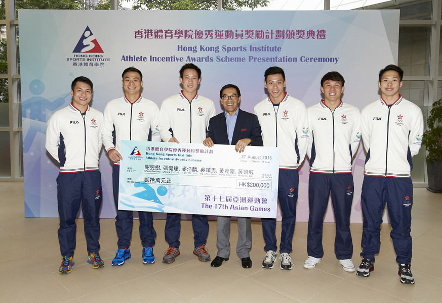 <p>A group photo of Mr Carlson Tong SBS JP, Chairman of the Hong Kong Sports Institute (middle) and the 17<sup>th</sup> Incheon Asian Games bronze medallists in men&rsquo;s 4x100m freestyle relay, (from left) Mak Ho-lun, Cheung Kin-tat, Geoffrey Robin Cheah, Wong Chen-ho, Wong Kai-wai and Ng Chun-nam.</p>
