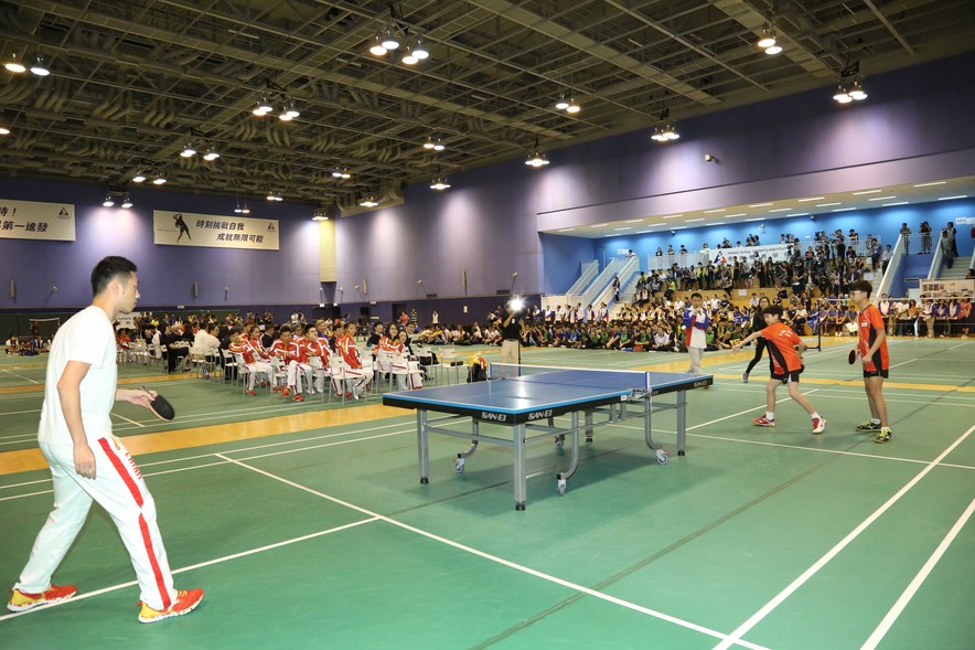 <p>內地奧運選手許昕（左）與香港青少年運動員對打乒乓球。</p>
