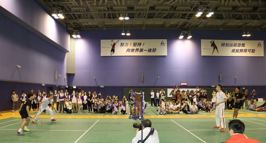 <p>內地奧運選手林丹（左二）及張楠（右二）與香港青少年運動員在互動環節中合作，切磋球技。</p>
