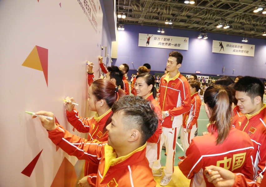 <p>內地奧運精英在佈景板上為香港運動員及社會各界寫上鼓勵和祝福語句。</p>
