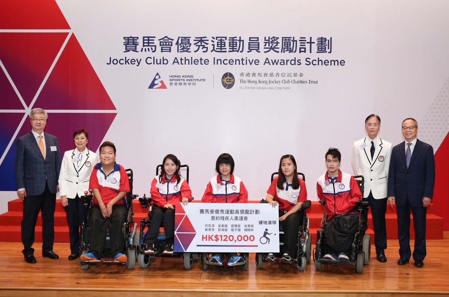 <p>Leung Yuk-wing (3<sup>rd</sup> from left) once again won an individual gold medal in Rio after the Athens 2004 Paralympic Games, which proved his 12-year perseverance and hard work not in vain. He encouraged everyone not to easily give up their dreams and targets. A group photo of him together with officiating guests Mr Lau Kong-wah JP (1<sup>st</sup> from right), Mr Silas S S Yang JP (1<sup>st</sup> from left), other outstanding boccia athletes and coaches at the presentation ceremony.</p>
