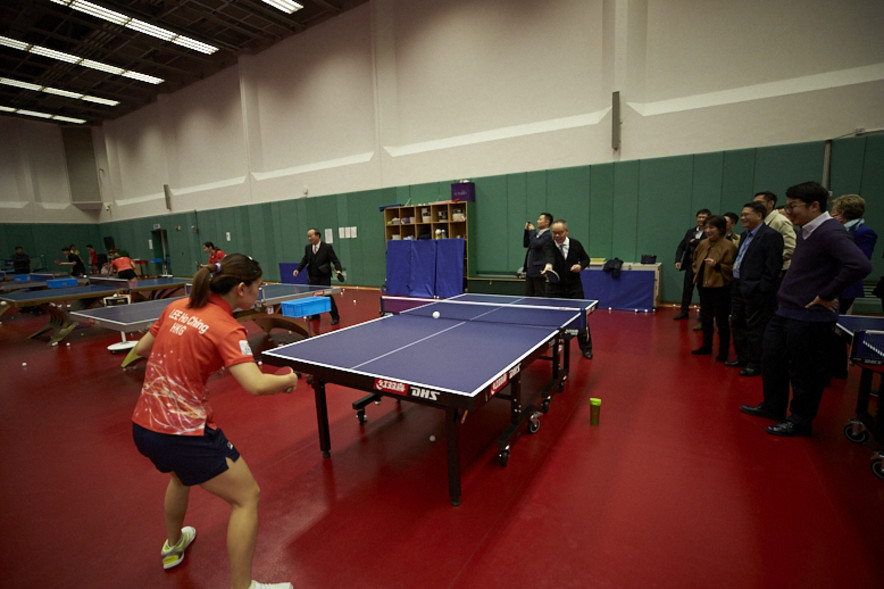 <p>民政事務局局長劉江華先生JP與乒乓球運動員李皓睛對練。</p>
