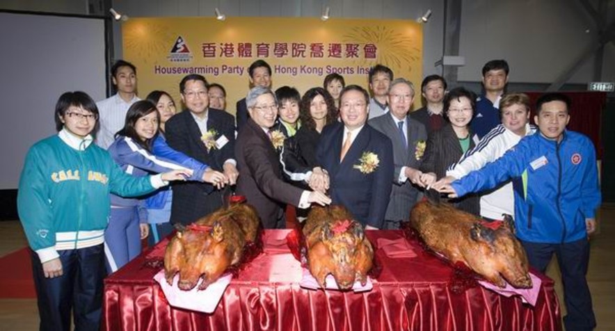 <p>(middle, front row) Dr Eric Li, Chairman of the HKSI, Dr Patrick Ho, Secretary for Home Affairs, (3<sup>rd</sup> from left, front row) Mr Wai Kwok-hung, Chairman of the Sha Tin District Council, (3<sup>rd</sup> from right, front row) Mrs Carrie Lam, Permanent Secretary for Home Affairs, Dr Cheng Hon-kwan, President of the Chinese YMCA of Hong Kong as well as coaches and athletes representatives officiate the Opening Ceremony of the HKSI New Headquarters.</p>
