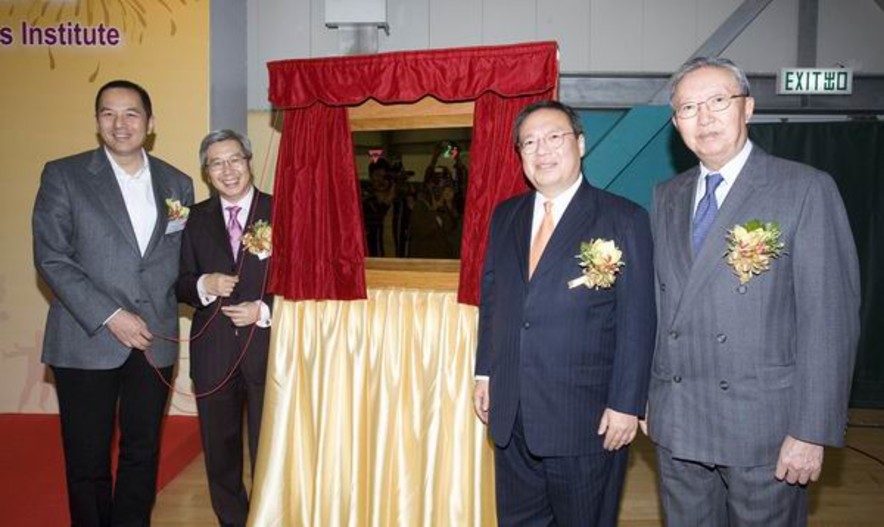 <p>(From left) Mr Wilfred Ng, Chairman of Sir David Trench Fund, Dr Eric Li, Chairman of the HKSI, Dr Patrick Ho, Secretary for Home Affairs and Dr Cheng Hon-kwan, President of the Chinese YMCA of Hong Kong officiate the Unveiling Ceremony of Sports Hall - HKSI Fencing Hall / Fitness Training Centre.</p>
