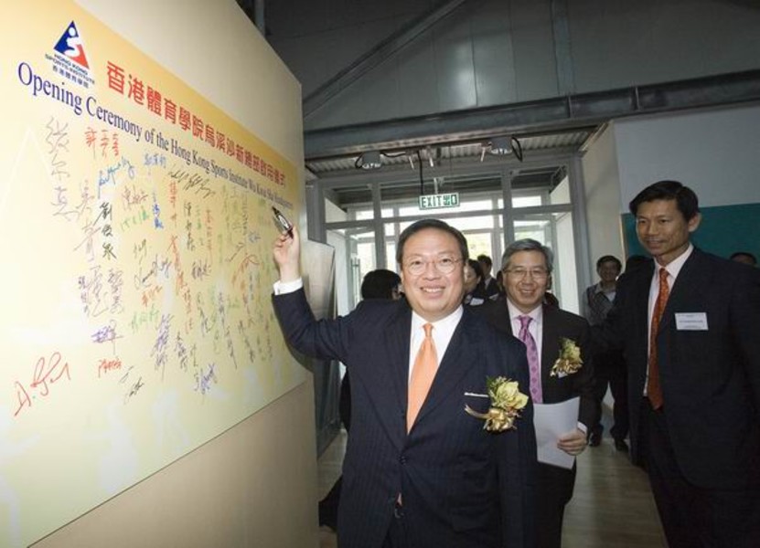 <p>Attending guests are invited to sign on a commemorative display board to mark the opening of the HKSI new headquarters at WKSYV.</p>
