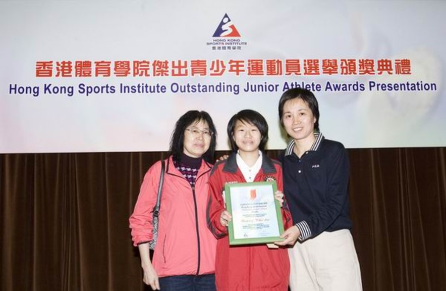 <p>楊賜嘉（中）與教練（右）和母親（左）一同分享獲選為二零零六年第四季「香港體育學院傑出青少年運動員」殊榮的喜悅。</p>
