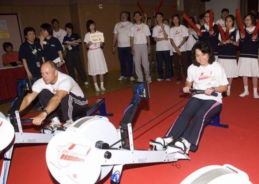 <p>Teresa Au (right) and Rene Appel, Head Windsurfing Coach of the HKSI compete at the friendly indoor-rowing match.</p>

