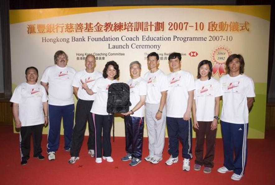 <p>Dr Eric Li (centre) presents the prize to the winning team after the friendly indoor-rowing match.</p>
