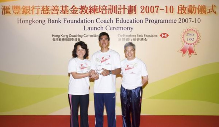 <p>Dr Eric Li (right) and Teresa Au (left) present the prize to rower Law Hiu-fung (center), the Best Rower of the Race.</p>
