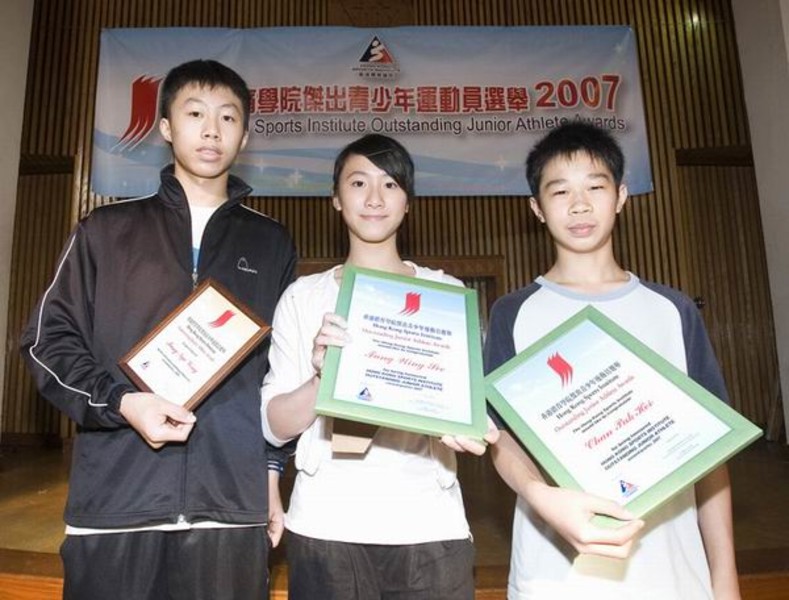 <p>(From left) Squash player Fung Ngo-long, recipient of the certificate of merit, as well as wushu performers Fung Wing-see and Chan Pak-hei, the Award winners.</p>
