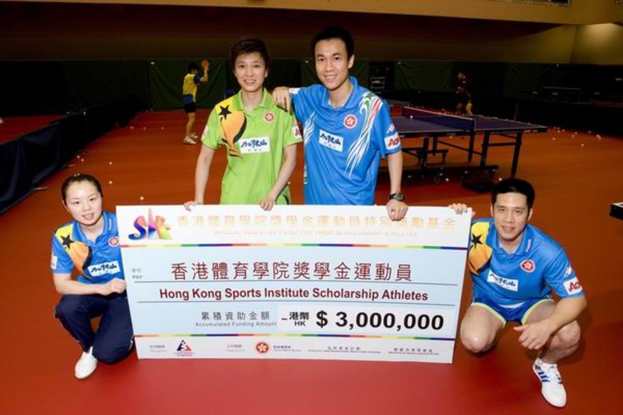 <p>(左起)乒乓球運動員帖雅娜、林菱、李靜和高禮澤是第三批「香港體育學院獎學金運動員特別獎勵基金」受惠運動員。</p>
