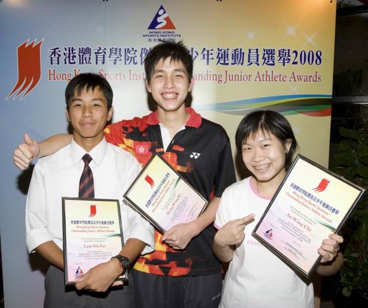 <p>（左起）網球運動員林兆暉、羽毛球運動員黃永棋及壁球運動員歐詠芝榮膺二零零八年第一季香港體育學院傑出青少年運動員。</p>
