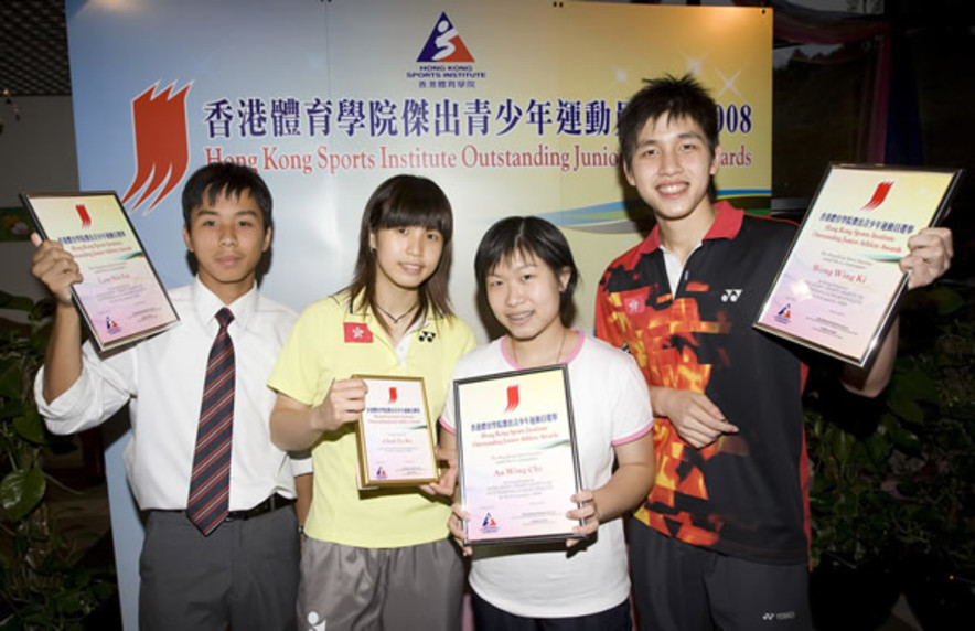 <p>(From left) Group photo of tennis player Lam Siu-fai, badminton player Chan Tsz-ka, squash player Au Wing-chi and badminton player Wong Wing-ki after the Awards presentation.</p>
