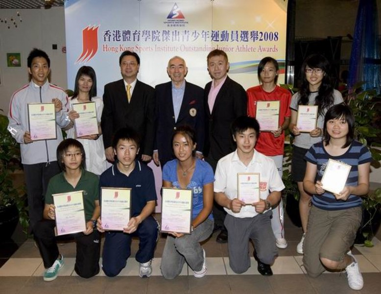 <p>Representing the organiser Hong Kong Sports Institute (HKSI) Godwin Fung (3<sup>rd</sup> from left at back row), Acting Chief Executive and Director of Corporate Services of the HKSI, together with presenting guests Kwok Tsz-lung (3<sup>rd</sup> from right at back row), Secretary of the Hong Kong Sports Press Association and A F M Conway (middle at back row), Vice President of the Sports Federation &amp; Olympic Committee of Hong Kong, China, appreciated the efforts of all winning athletes.</p>
