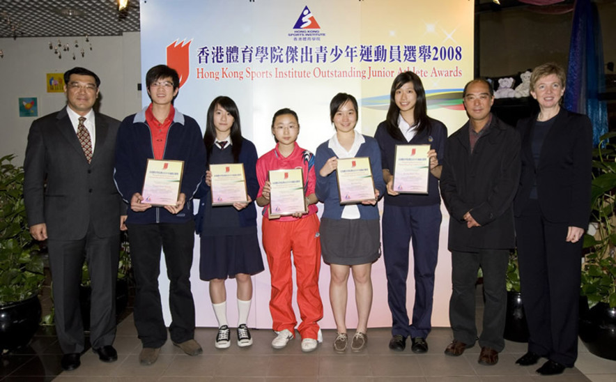  (From left) Mr Tong Wai-lun, Chairman of the Hong Kong Badminton Association, Awards' recipients include Tang Chiu-mang (Rowing), Fung Wing-see (Wushu), Li Ching-wan (Table Tennis), Ho Siu-in (Fencing) and Kong Man-wai (Fencing), Chu Hoi-kun, Executive Committee Chairman of the Hong Kong Sports Press Association as well as Dr Trisha Leahy, Chief Executive of the Hong Kong Sports Institute.