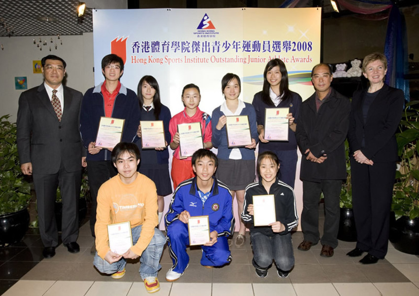 (Back row from left) Mr Tong Wai-lun, Chairman of the Hong Kong Badminton Association, Awards' recipients include Tang Chiu-mang (Rowing), Fung Wing-see (Wushu), Li Ching-wan (Table Tennis), Ho Siu-in (Fencing) and Kong Man-wai (Fencing), Chu Hoi-kun, Executive Committee Chairman of the Hong Kong Sports Press Association as well as Dr Trisha Leahy, Chief Executive of the Hong Kong Sports Institute. (Front row from left) Lai Tsz-tsun (Wushu), Mok Chi-sing (Table Tennis for the Mentally Handicapped) and Aoi Rie (Skating) were each awarded a certificate of merit to recognise their outstanding performance in this quarter.