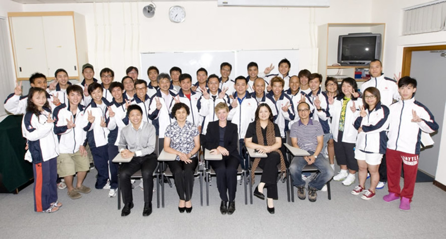<p>(Front row, from left) Cheng Ka-ho; Zhang Ai-fang, Professor of the Beijing Sport University; Dr Trisha Leahy, Chief Executive of the HKSI; Margaret Siu, Head, Coaching Support Services of the HKSI; and Chi Li-zhong, Associate Professor of the Beijing Sport University, express their heartfelt encouragement to the students at the 2008/09 &quot;Hongkong Bank Foundation Scholarships&quot; Presentation Ceremony of the Bachelor of Education in Sports Training Programme.</p>

