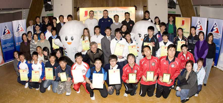 <p>Together with the officiating guests and special guests, the mascot ambassadors of the 2009 East Asian Games &quot;Dony&quot; and &quot;Ami&quot;, congratulate the winners of the Awards and encourage athletes to pursue excellence in the international sporting arena.</p>
