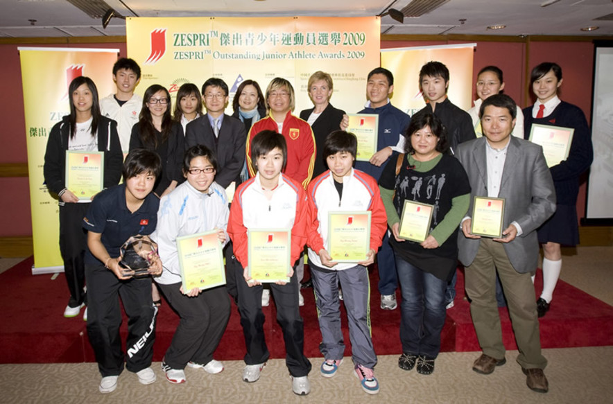 <p>Group photo of Dr Trisha Leahy (5<sup>th</sup> from right back row), Chief Executive of the Hong Kong Sports Institute (HKSI); Margaret Siu (6<sup>th</sup> from left at back row), Head of Coaching Services of the HKSI; Kennes Young (3<sup>rd</sup> from left at back row), representative of ZESPRI International (Asia) Limited; Tony Yue (5<sup>th</sup> from left at back row), Vice President of the Sports Federation &amp; Olympic Committee of Hong Kong, China; Raymond Chiu (6<sup>th</sup> from left at back row), Vice Chairman of the Hong Kong Sports Press Association; and winners of the ZESPRI&trade; Outstanding Junior Athletes Awards for the 4<sup>th</sup> quarter of 2009 as well as athlete representatives.</p>
