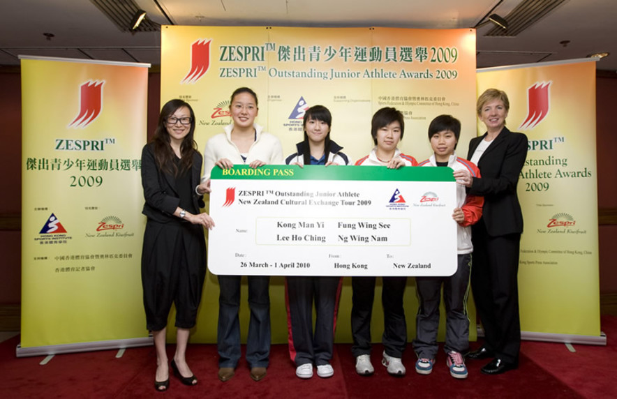 <p>Dr Trisha Leahy (1<sup>st</sup> from right), Chief Executive of the Hong Kong Sports Institute; and Kennes Young (1<sup>st</sup> from left), representative of ZESPRI International (Asia) Limited, announced the athletes who were selected to join the New Zealand exchange tour, including (from left) Kong Man-yi (swimming), Fung Wing-see (wushu), Lee Ho-ching and Ng Wing-nam (table tennis).</p>
