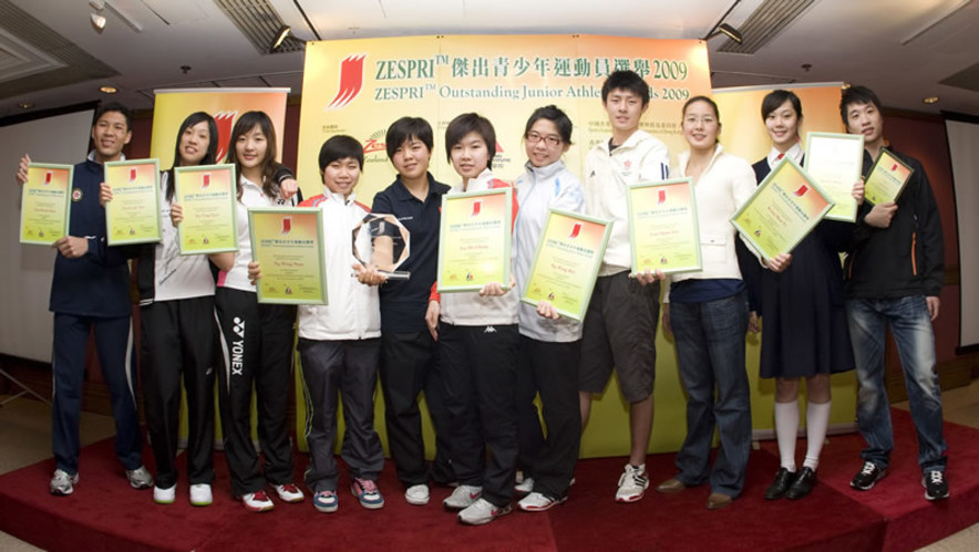 <p>Winners of the ZESPRI&trade;&nbsp;Outstanding Junior Athletes Awards for the 4<sup>th</sup>&nbsp;quarter of 2009 included (from left) Tsui Kwok-man (rowing, Hong Kong Sports Association for the Mentally Handicapped), Poon Lok-yan and Tse Ying-suet (badminton), Ng Wing-nam (table tennis), winner of the inaugural Most Outstanding Junior Athlete Award Chan Hei-man (windsurfing), Lee Ho-ching (table tennis), Ng Wing-hei and Liao Shun-yin (rowing); Kong Man-yi and Au Hoi-shun (swimming); and recipient of the Certificate of Merit Lui Pan-to.</p>
