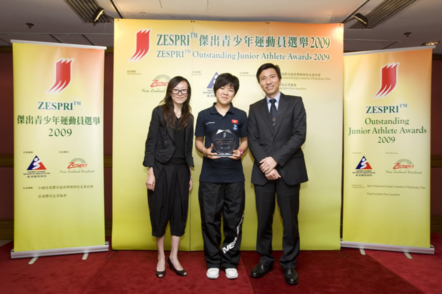 <p>Windsurfer Chan Hei-man (middle) received the newly set up prize, Most Outstanding Junior Athlete Award for 2009 from Kennes Young (left), representative of ZESPRI International (Asia) Limited; and retired windsurfing coach Wong Tak-sum (right).</p>
