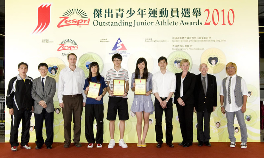 <p>Group photo of Dr Trisha Leahy (3<sup>rd</sup> from right), Chief Executive of the Hong Kong Sports Institute (HKSI); Kelvin Bezuidenhout (3<sup>rd</sup> from left), Market Manager of ZESPRI International (Asia) Limited; AFM Conway (2<sup>nd</sup> from right) and Tony Yue (2<sup>nd</sup> from left), Vice-Presidents of the Sports Federation &amp; Olympic Committee of Hong Kong, China; Raymond Chiu (1<sup>st</sup> from right), Executive Committee Vice Chairman of the Hong Kong Sports Press Association; together with special guests Acting Head Badminton Coach of the HKSI He Yiming (1<sup>st</sup> from left) and fencer Lau Kwok-kin (4<sup>th</sup> from right), as well as winners of the ZESPRI<sup>&reg;</sup> Outstanding Junior Athlete Awards for the 1<sup>st</sup> quarter of 2010 as well as athlete representatives.</p>
