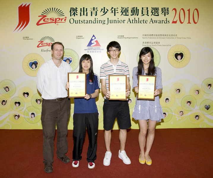 <p>Group photo of Kelvin Bezuidenhout (1<sup>st</sup> from left), Market Manager of ZESPRI International (Asia) Limited, with the winners of the ZESPRI<sup>&reg;</sup> Outstanding Junior Athlete Awards for the 1<sup>st</sup> quarter of 2010 including (begins 2<sup>nd</sup> from left) Poon Lok-yan (badminton), Low Ho-tin and Kong Man-wai (fencing).</p>
