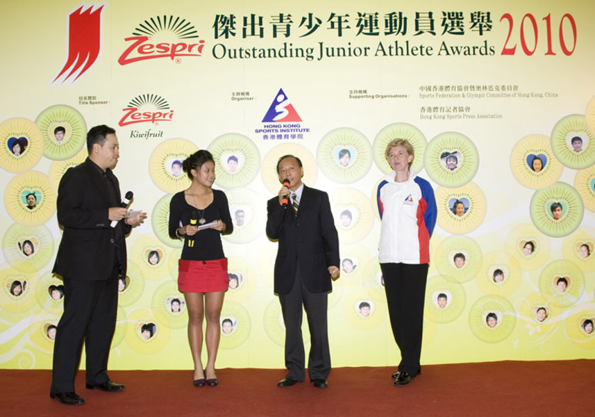 <p>Dr Trisha Leahy (1<sup>st</sup> from right), Chief Executive of the HKSI and Eddy Chan (2<sup>nd</sup> from right), Head of the Asian Games Bid Team are happy to see a total of 14 athletes were named outstanding junior athletes in this quarter. Chan also updates the progress of Hong Kong&rsquo;s bid for hosting 2023 Asian Games with the audience.</p>
