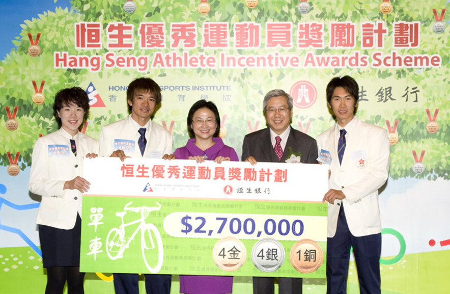 <p>Dr Eric Li (2<sup>nd</sup> from right), Chairman of the Hong Kong Sports Institute and Margaret Leung (middle), Vice-Chairman and Chief Executive of Hang Seng Bank present cash awards to cycling team, who got the highest cash incentive of an individual sport. The cheque is received by Chan Chun-hing (1<sup>st</sup> from right), Wong Kam-po (2<sup>nd</sup> from left) and Wong Wan-yiu (1<sup>st</sup> from left) during the Hang Seng Athlete Incentive Awards Scheme Presentation Ceremony.</p>
