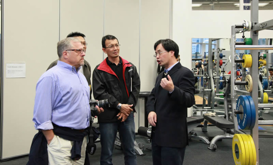 <p>Dr Raymond So (right), Sports Science and Medicine Coordinator of Hong Kong Sports Institute leads guests from Malaysia and Singapore to tour around the Hong Kong Sports Institute.</p>
