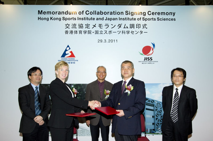 <p>Dr Trisha Leahy (2<sup>nd</sup> from left), Chief Executive of the Hong Kong Sports Institute (HKSI) and Yasutaka Iwagami (2nd from right), Director General of the Japan Institute of Sports Sciences (JISS) and the National Training Center sign the collaboration memorandum witnessed by Tang Kwai-nang (middle), Vice-Chairman of the HKSI; Dr Raymond So (left), Sports Science and Medicine Coordinator of the HKSI and Takahiro Waku (right), Vice Director, Department of Sports Information of the JISS.</p>
