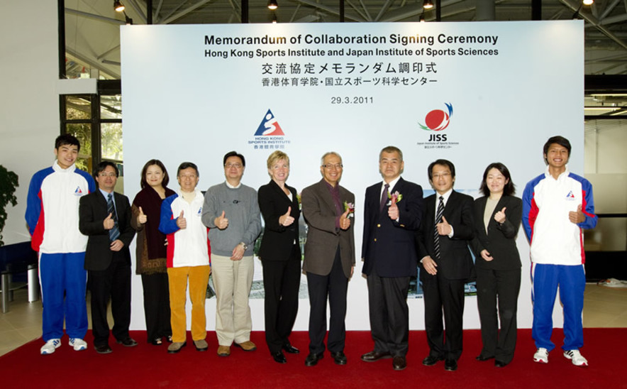 <p>Tang Kwai-nang (5<sup>th</sup> from right), Vice-Chairman of the Hong Kong Sports Institute (HKSI); Dr Trisha Leahy (middle), Chief Executive of HKSI and Yasutaka Iwagami (4<sup>th</sup> from right), Director General of the Japan Institute of Sports Sciences and the National Training Center, together with representatives of two Institutes and athletes, welcome the signing of the collaboration memorandum which formalises a systematic cooperation between the two places in different areas of high performance training.</p>
