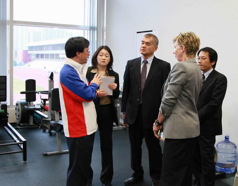 <p>Dr Trisha Leahy (2<sup>nd</sup> from right), Chief Executive of Hong Kong Sports Institute (HKSI) and Dr Raymond So (left), Sports Science and Medicine Coordinator of HKSI lead guests from the Japan Institute of Sports Sciences delegation to tour around the training venues and facilities of the HKSI.</p>
