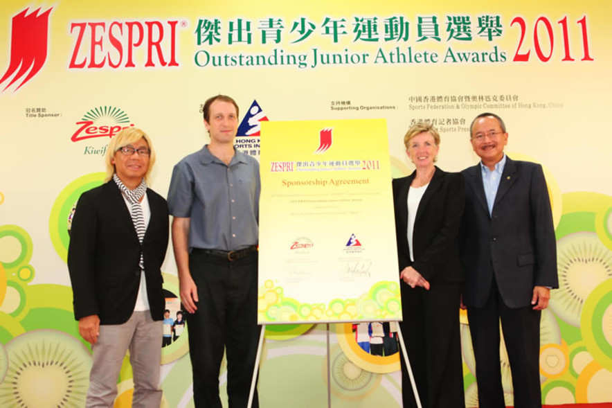<p>Dr Trisha Leahy (2<sup>nd</sup> from right), Chief Executive of the Hong Kong Sports Institute (HKSI) and Kelvin Bezuidenhout (2<sup>nd</sup> from left), General Manager, Asia, ZESPRI International Limited sign a giant dummy agreement which signified the start of the collaboration in 2011, witnessed by Karl Kwok (1<sup>st</sup> from right), Vice-President of the Sports Federation &amp; Olympic Committee of Hong Kong, China (SF&amp;OC), who is also a Board member of the HKSI, and Raymond Chiu (1<sup>st</sup> from left), Executive Committee Vice Chairman of the Hong Kong Sports Press Association (HKSPA).</p>

