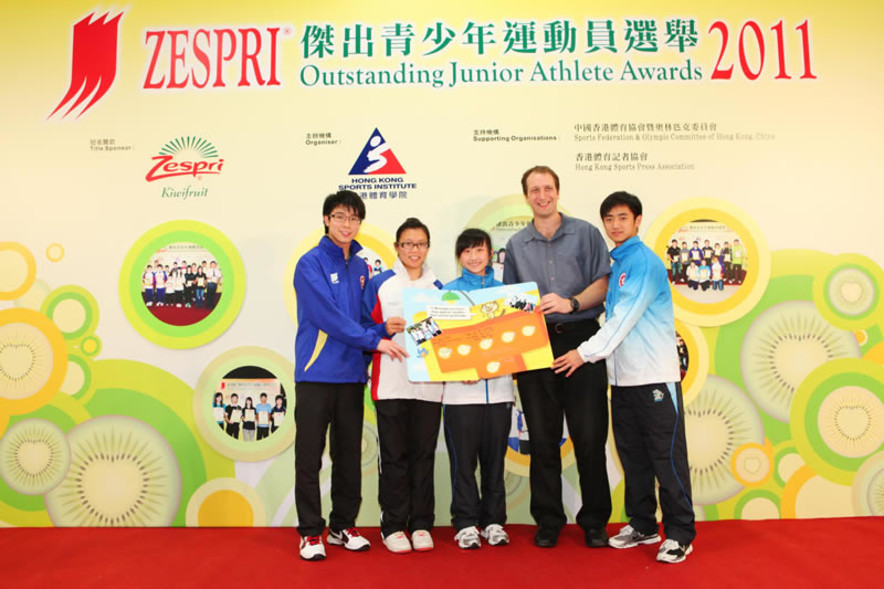 <p>(From left) Chiu Chung-hei (table tennis), Man Ka-kei (windsurfing), Mok Uen-ying (wushu) and Wong Chun-wai (wushu, 1<sup>st</sup> from right), who have just returned from the New Zealand sports and cultural exchange tour in early April, share their experience with the guests, and give a thank you card to Kelvin Bezuidenhout (2<sup>nd</sup> from right), General Manager, Asia, ZESPRI International Limited to show their gratitude.</p>
