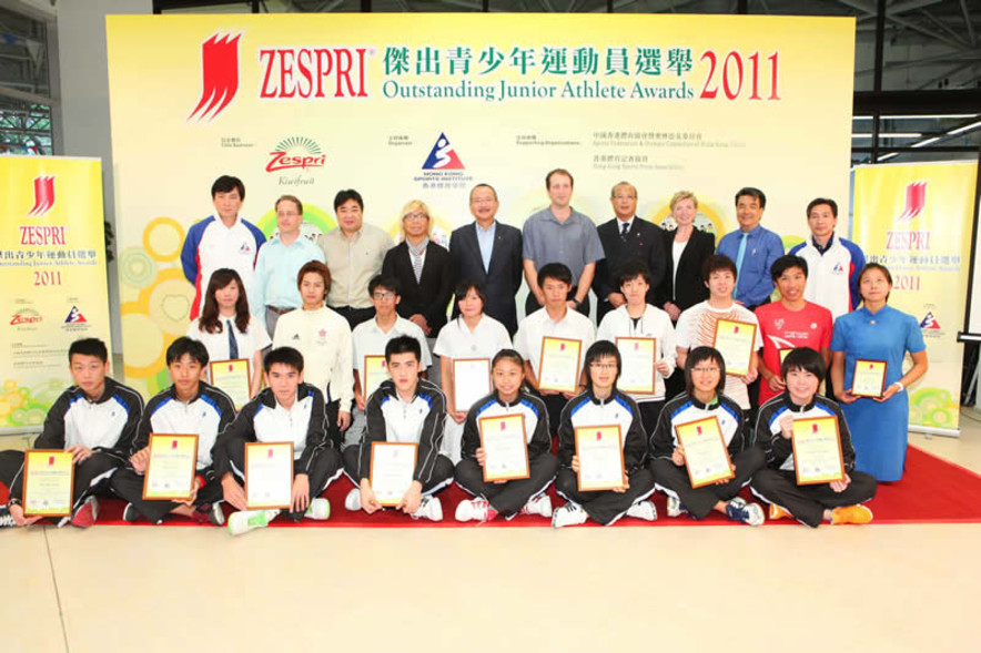 <p>Group photo of Dr Trisha Leahy (3<sup>rd</sup> from right at back row), Chief Executive of the Hong Kong Sports Institute (HKSI); Kelvin Bezuidenhout (5<sup>th</sup> from right at back row), General Manager, Asia, ZESPRI International Limited; Karl Kwok (5<sup>th</sup> from left at back row), Vice-President of the Sports Federation &amp; Olympic Committee of Hong Kong, China, who is also a Board member of the HKSI; Raymond Chiu (4<sup>th</sup> from left at back row), Executive Committee Vice Chairman of the Hong Kong Sports Press Association; together with recipients of the OJAA for this quarter.</p>

