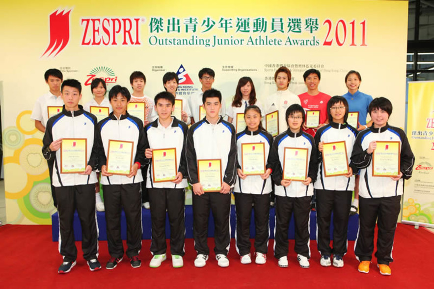 <p>Outstanding Junior Athletes for the 1<sup>st</sup> quarter of 2011 include (from left at back row) Lee Chun-ting and Ngai Wai-yan (windsurfing), Lee Chun-hei and Cheung Ngan-yi (badminton), Wong Tsz-chin (cycling), Chan Hiu-ching and Jackson Wang (fencing), (from left at front row) Choy Kit-lun, Ho Tze-ho, Yeung Ho-wai, Yip Tsz-fung, Chu Ka-hei, Lee Ka-yi, Ho Ka-po and Tong Tsz-wing (squash). Triathletes (from right at back row) Choi Yan-yin and Perry Wong were awarded the Certificate of Merit.</p>
