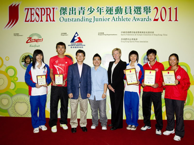 <p>Group photo of Dr Trisha Leahy (4<sup>th</sup> from right), Chief Executive of the Hong Kong Sports Institute (HKSI); Tony Yue (3<sup>rd</sup> from left), Vice President of the Sports Federation &amp; Olympic Committee of Hong Kong, China; and Kwok Sze-wah (4<sup>th</sup> from left), committee member of the Hong Kong Sports Press Association; together with recipients of the OJAA for this quarter, including (from right) Ip Cheng and Wong Chun-hun (tennis), Ho Ka-po (squash); and recipients of the Certificate of Merit (from left) Choi Uen-shan (squash) and Law Leong-tim (triathlon).</p>
