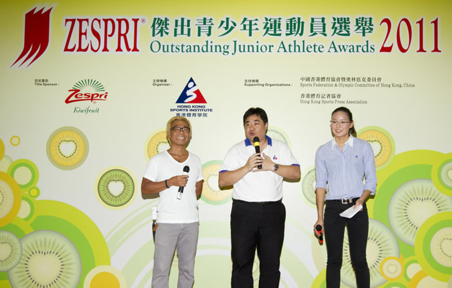<p>Tony Choi (centre), Head Squash Coach of the HKSI said that developing a tough and positive attitude towards lives, which is a basic element for a successful sportsman, is as important as sports talents.</p>
