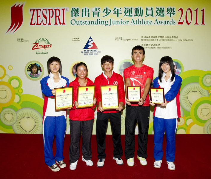 <p>Outstanding Junior Athletes for the 2<sup>nd</sup> quarter of 2011 include (from left) Ho Ka-po (squash), Ip Cheng and Wong Chun-hun (tennis). (From right) Choi Uen-shan (squash) and Law Leong-tim (triathlon) are awarded the Certificate of Merit.</p>
