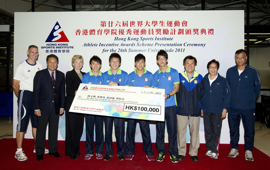 <p>Officiating guest of Hong Kong Sports Institute (HKSI) Athlete Incentive Awards Scheme Presentation Ceremony Dr Trisha Leahy (3<sup>rd</sup> from left), Chief Executive of HKSI presents cash incentives to the 26th Summer Universiade 2011 bronze medallists in men&#39;s 4x100 relay:Yip Siu-keung, Leung Ki-ho, Lai Chun-ho and Ho Man-lok (4<sup>th</sup>, 5<sup>th</sup>, 6<sup>th</sup>, 7<sup>th</sup> from left) with Dr Patrick Chan (3<sup>rd</sup> from right), Head of the Hong Kong, China Delegation to the Games; William Ko (2<sup>nd</sup> from left), Senior Vice President of Hong Kong Amateur Athletic Association; Dr Paul Wright (1<sup>st</sup> from left), Head Athletics Coach; Yu Lik (1<sup>st</sup> from right), Athletics Coach; and Yip Wun Fung (2<sup>nd</sup> from right), Coach of Hong Kong Amateur Athletic Association look on.</p>
