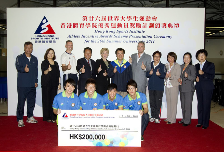 <p>A group photo of Dr Trisha Leahy (back row 5<sup>th</sup> from left), Chief Executive of Hong Kong Sports Institute; Dr Patrick Chan (back row middle), Head of the Hong Kong, China Delegation to the Games; William Ko, Senior Vice President of Hong Kong Amateur Athletic Association (back row 4<sup>th</sup> from left); Professor Cheung Siu-yin (back row 2<sup>nd</sup> from right), Chairperson of The Gymnastics Association of Hong Kong, China; together with other guests and Hong Kong medallists of the 26<sup>th</sup> Summer Universiade 2011.</p>
