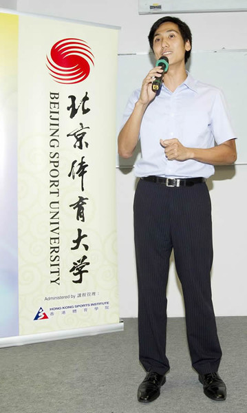 <p>Tang Hon-sing, a Beijing Sport University graduate in 2004 and a former Hong Kong Athletics Team member, who squeezes time out of his busy schedule, gives encouragement to his fellow schoolmates in the first assembly.</p>
