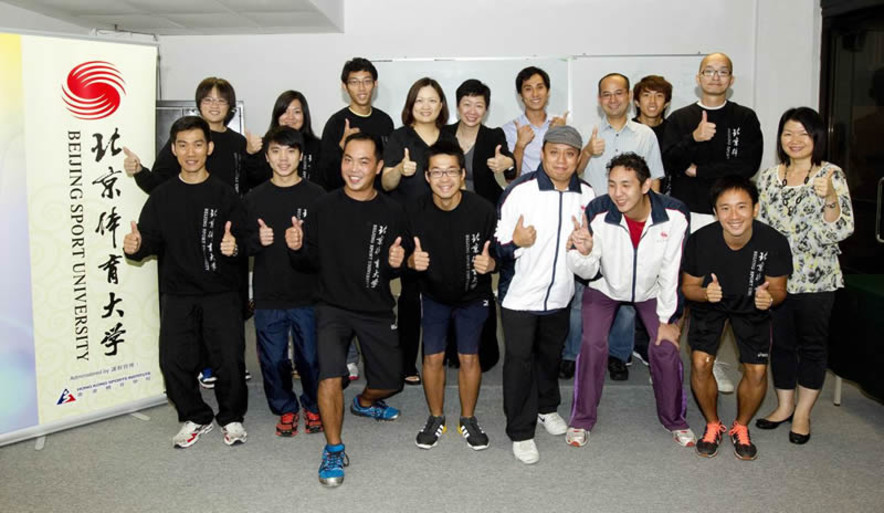 <p>Margaret Siu (4<sup>th</sup> from left, back row), Head, Coaching Support Services of the Hong Kong Sports Institute, Tang Hon-sing (4<sup>th</sup> from right, back row), and Associate Professor Zhou Xinglong (3<sup>rd</sup> from right, back row) of the Beijing Sport University take photo with students at the 2010/2011 Hongkong Bank Foundation Scholarships Presentation Ceremony.</p>
