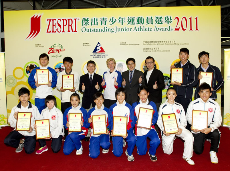 <p>Group photo of Dr Trisha Leahy (4<sup>th</sup> from left at back row), Chief Executive of the Hong Kong Sports Institute (HKSI); Tony Yue (3<sup>rd</sup> from left at back row), Vice President of the Sports Federation &amp; Olympic Committee of Hong Kong, China (SF&amp;OC); Kenneth Fok (4<sup>th</sup> from right at back row), Honorary Deputy Secretary General of the SF&amp;OC; and Kwok Tsz-lung (3<sup>rd</sup> from right at back row), committee member of the Hong Kong Sports Press Association; together with recipients of the OJAA for this quarter, including (from left at back row) Ng Ka-fung (athletics), Lee Chun-ting (windsurfing), (from right at back row) Mok Chi-sing (table tennis, Hong Kong Sports Association for the Mentally Handicapped, HKSAM), Au Kai-lun (swimming, HKSAM), (from left at front row) Chow Cham-ho and Shum Pak-wai (karatedo), Choi Uen-shan, Ho Ka-po, Lee Ka-yi and Ho Tze-lok (squash), Chan Cheuk-lam and Lee Kin-fai (wushu).</p>
