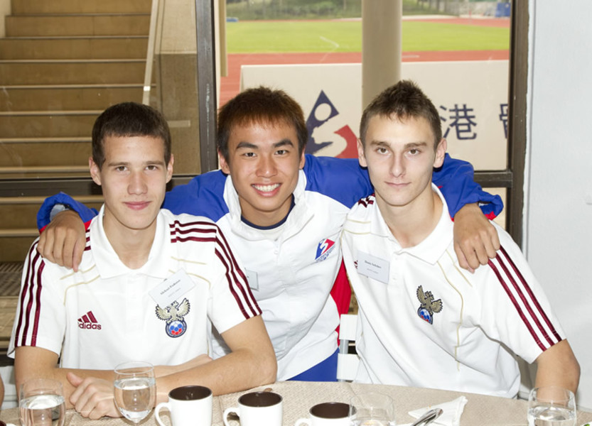 <p>The Russian National Youth Football Team meets with Hong Kong Sports Institute&#39;s elite coaches and athletes, while triathlon athlete Law Leong-tim takes a picture with two players and looks forward to more exchange opportunities that can foster sports development of the two places.</p>
