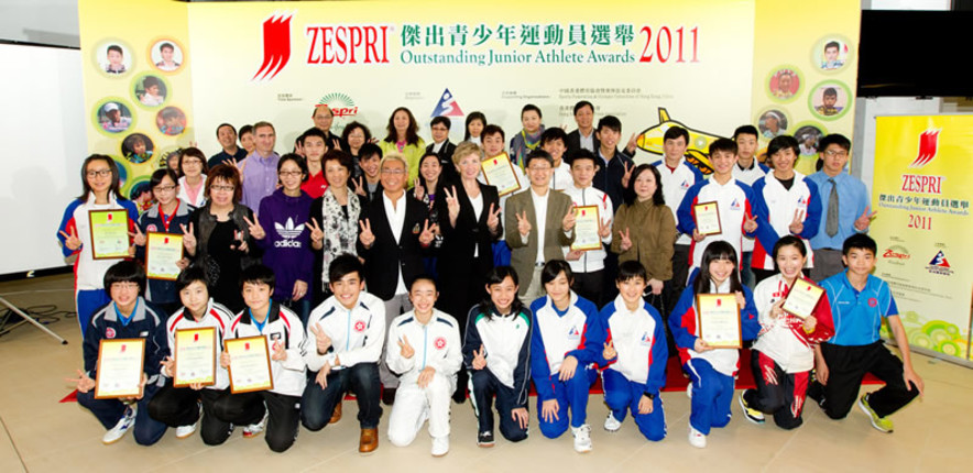 <p>(From the 2<sup>nd</sup>row) A group photo of Dr Trisha Leahy (centre), Chief Executive of the Hong Kong Sports Institute; Tony Yue (6<sup>th</sup> from right), Vice President of the Sports Federation &amp; Olympic Committee of Hong Kong, China; and Raymond Chiu (6<sup>th</sup> from left), Vice-Chairman of the Hong Kong Sports Press Association, together with winners of the ZESPRI<sup>&reg;</sup> Outstanding Junior Athlete Awards for 2011 and guests.</p>
