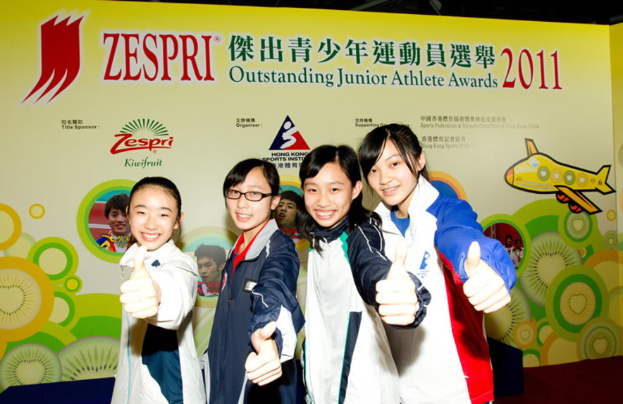 <p>（左起）陳卓琳（武術）、蘇慧音（乒乓球）、何子樂和蔡宛珊（壁球）獲選參加三月底出發的ZESPRI<sup>&reg;</sup> 2011紐西蘭文化交流團。</p>
